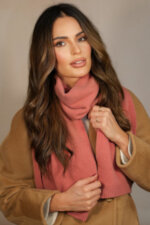 Дамски зимен шал KAMEA в цвят корал