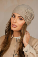 Дамска зимна шапка KAMEA в тъмнобежово с декоративна флорална апликация - модел CRUZ