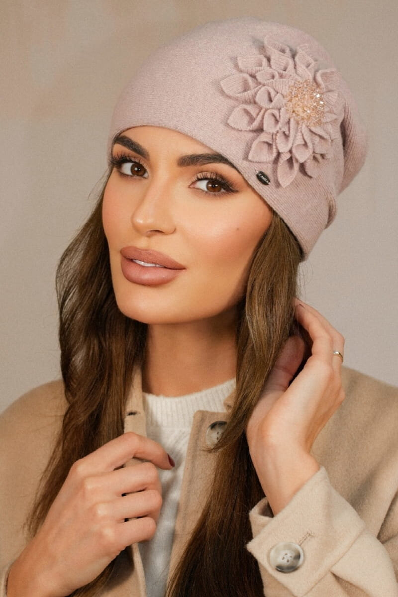 Дамска зимна шапка KAMEA с декоративна флорална апликация - модел CRUZ в розово