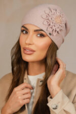 Дамска зимна шапка KAMEA с декоративна флорална апликация - модел CRUZ в розово