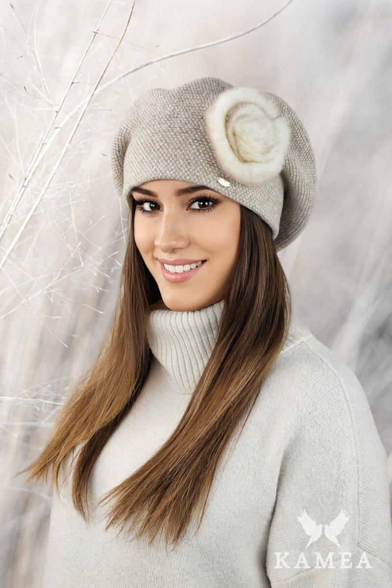 Пепитена барета KAMEA в бежово с декорация от естествен заешки косъм - модел SASANKA