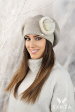 Пепитена барета KAMEA в бежово с декорация от естествен заешки косъм - модел SASANKA