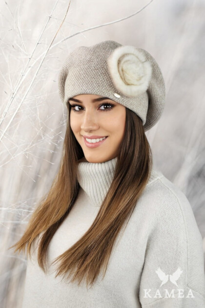 Пепитена барета KAMEA в бежово с декорация от естествен заешки косъм - модел SASANKA