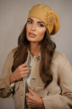 Елегантна зимна барета КАМЕА в цвят горчица - модел PEONIA