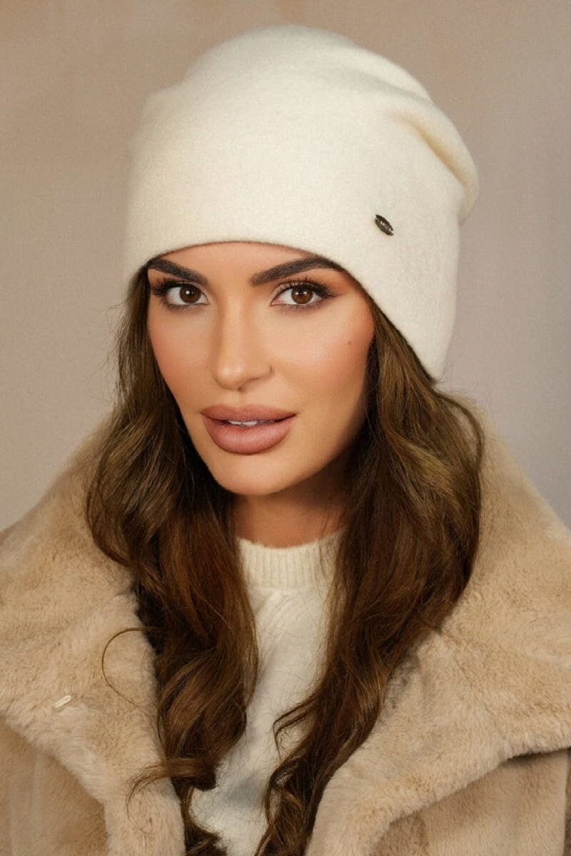 Дамска вълнена зимна шапка KAMEA с ефектен дизайн и цепка отзад - модел IRIS в цвят екрю