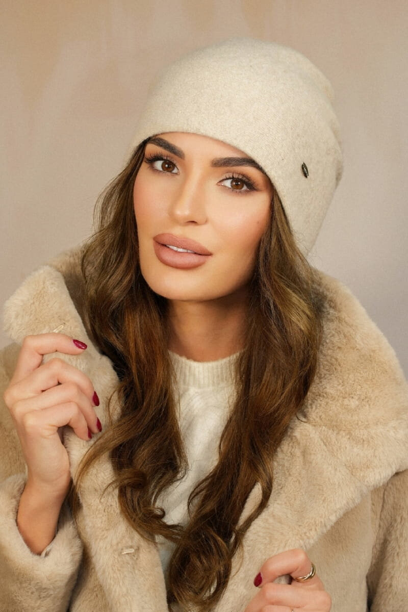 Дамска вълнена зимна шапка KAMEA с ефектен дизайн и цепка отзад - модел IRIS в бежово