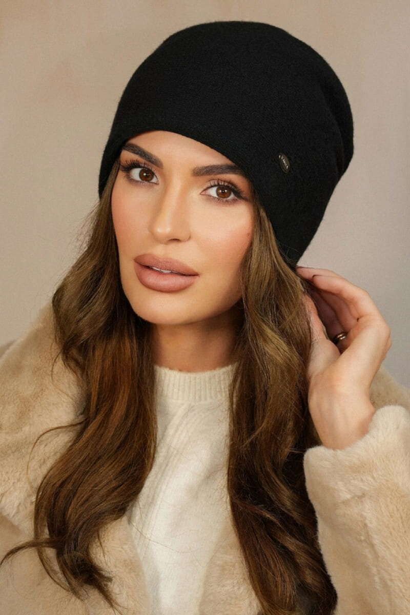 Дамска вълнена зимна шапка KAMEA с ефектен дизайн и цепка отзад - модел IRIS в черно