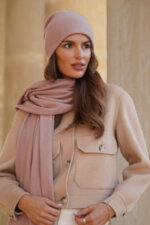 Дамска вълнена зимна шапка KAMEA с ефектен дизайн и цепка отзад - модел IRIS в розово