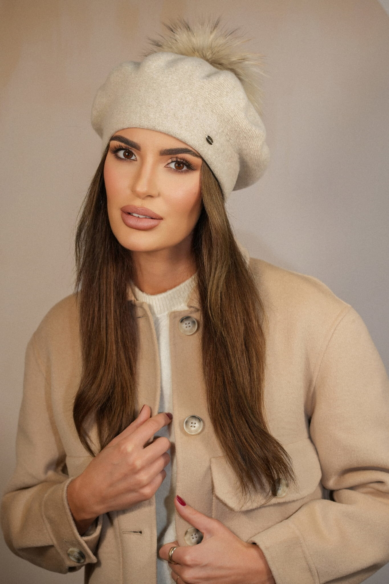 Дамска зимна вълнена барета KAMEA с естествен помпон от енот - модел FUJI в бежово