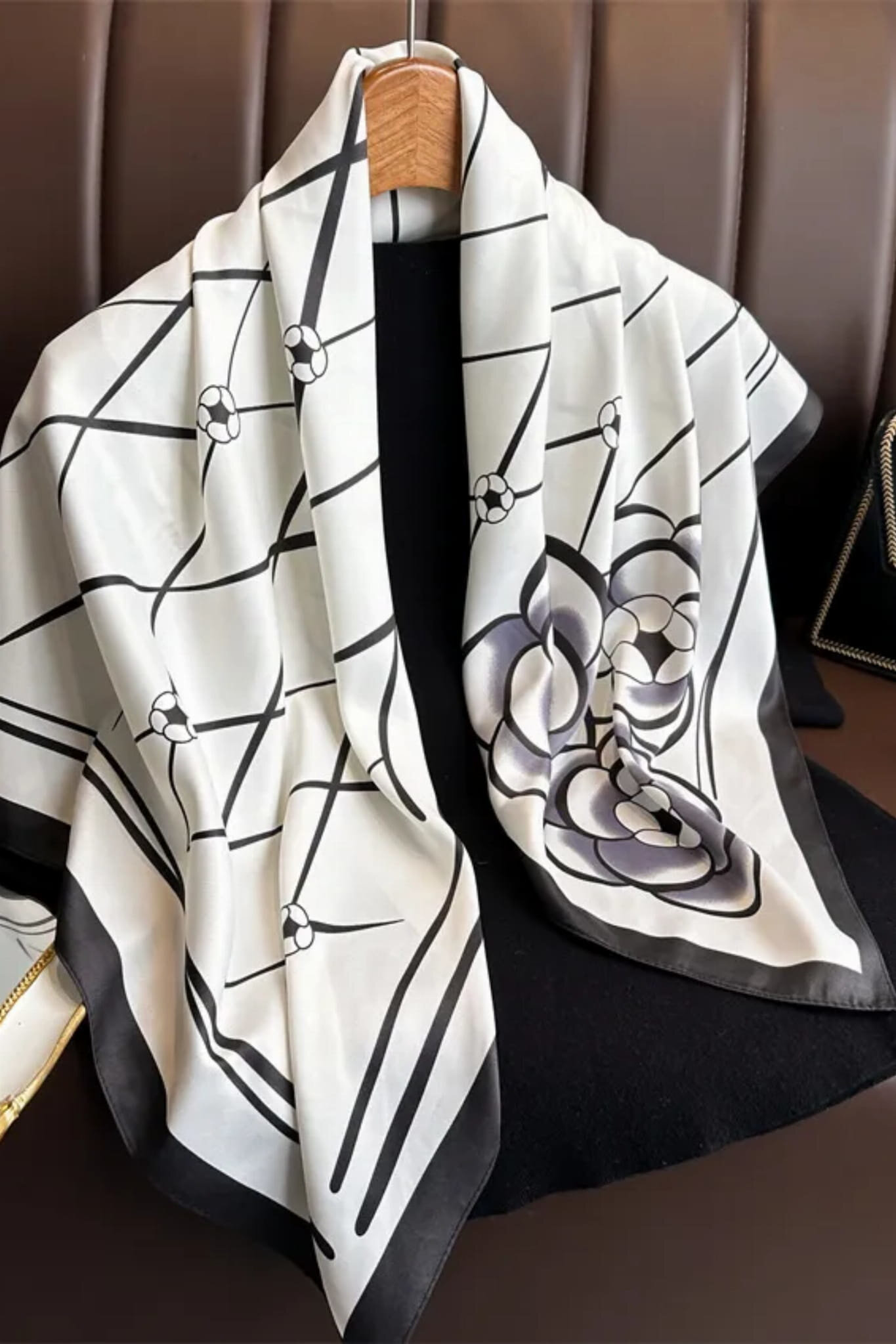 Дамски шал KAMEA 90x90 Черно-бяла елегантност - имитация на коприна с флорален мотив