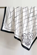 Дамски шал KAMEA 90x90 Черно-бяла елегантност - имитация на коприна с флорален мотив