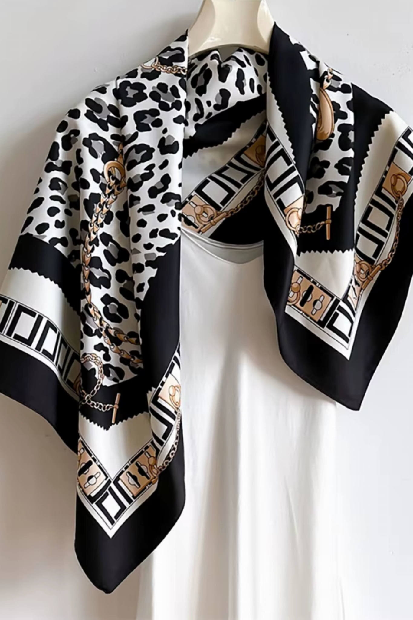 Дамски шал KAMEA 90x90 с леопардов принт и верижки