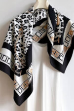 Дамски шал KAMEA 90x90 с леопардов принт и верижки