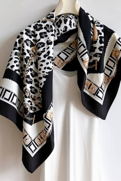 Дамски шал KAMEA 90x90 с леопардов принт и верижки