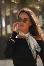 Елегантен кремав дамски шал KAMEA 70x70 см - имитация на коприна