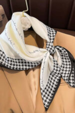 Елегантен кремав дамски шал KAMEA 70x70 см - имитация на коприна