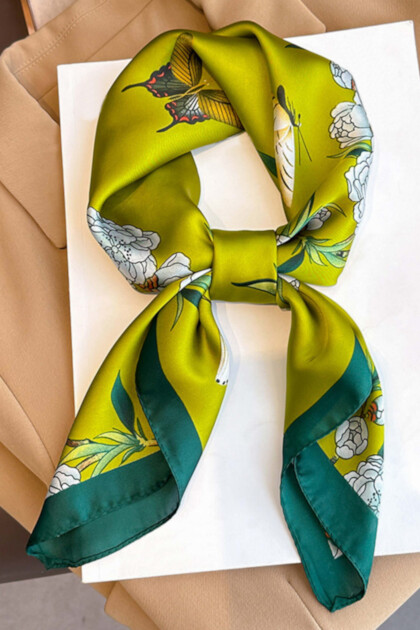 Дамски сатенен шал KAMEA 70x70 см в красив зелен нюанс с цветя и пеперудки