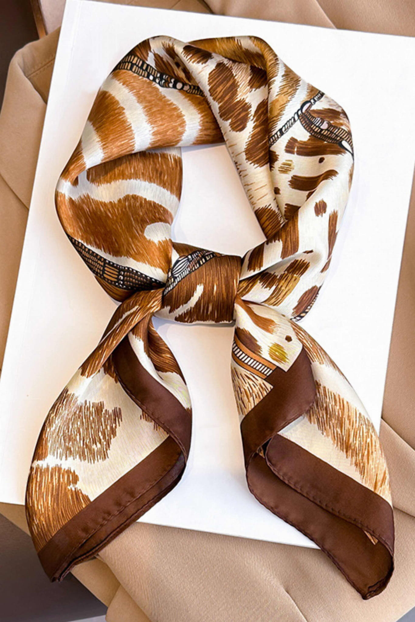 Сатенен шал KAMEA 70x70 см с животински принт зебра, пантера и жираф