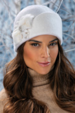 Елегантна дамска шапка WILLI от 100% мека вълна с луксозна апликация – модел AMALFIS в бяло