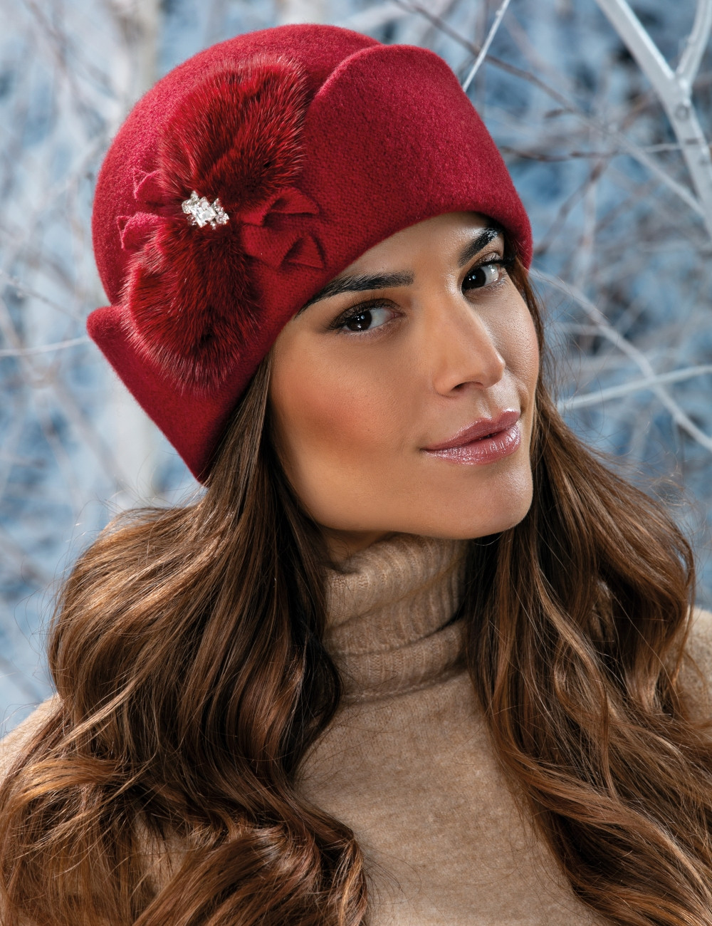 Елегантна дамска шапка WILLI от 100% мека вълна с луксозна апликация – модел AMALFIS в цвят бордо