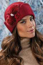 Елегантна дамска шапка WILLI от 100% мека вълна с луксозна апликация – модел AMALFIS в цвят бордо