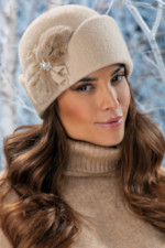 Елегантна дамска шапка WILLI от 100% мека вълна с луксозна апликация – модел AMALFIS в бежово