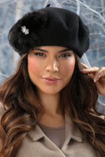 Дамска барета WILLI във френски стил с елегантна апликация от косъм от норка и кристални камъни – модел AMALFISA в черно