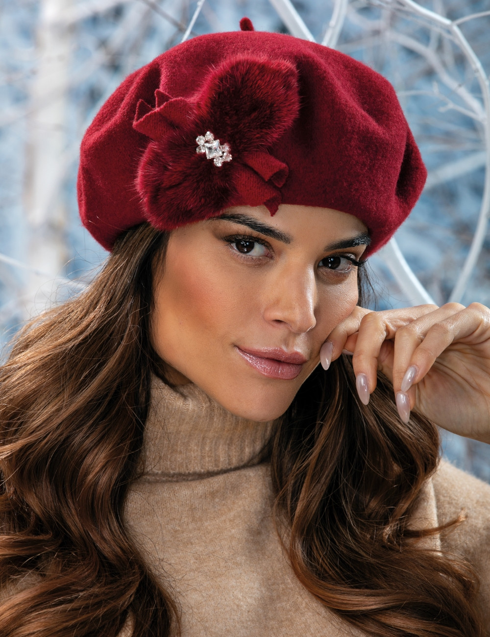 Дамска барета WILLI във френски стил с елегантна апликация от косъм от норка и кристални камъни – модел AMALFISA в цвят бордо