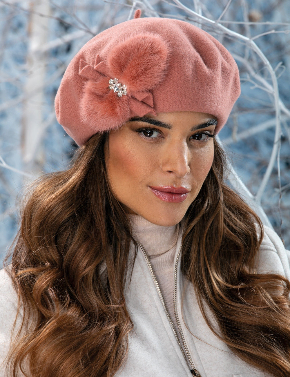 Дамска барета WILLI във френски стил с елегантна апликация от косъм от норка и кристални камъни – модел AMALFISA в цвят сьомга