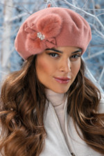 Дамска барета WILLI във френски стил с елегантна апликация от косъм от норка и кристални камъни – модел AMALFISA в цвят сьомга