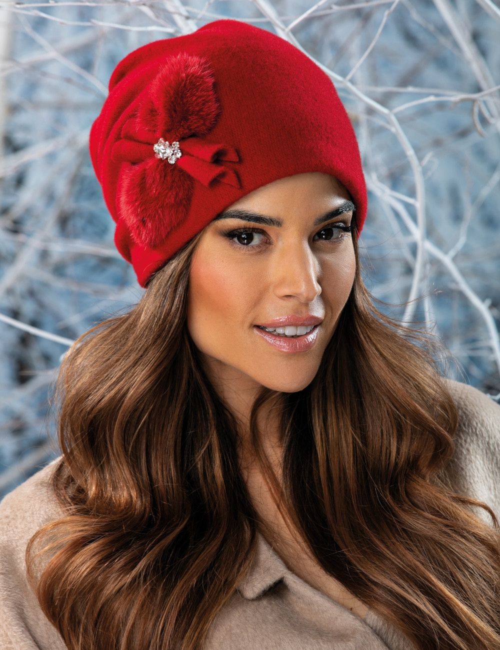 Луксозна дамска шапка WILLI с елегантна апликация с косъм от норка – модел AMELFI в червено