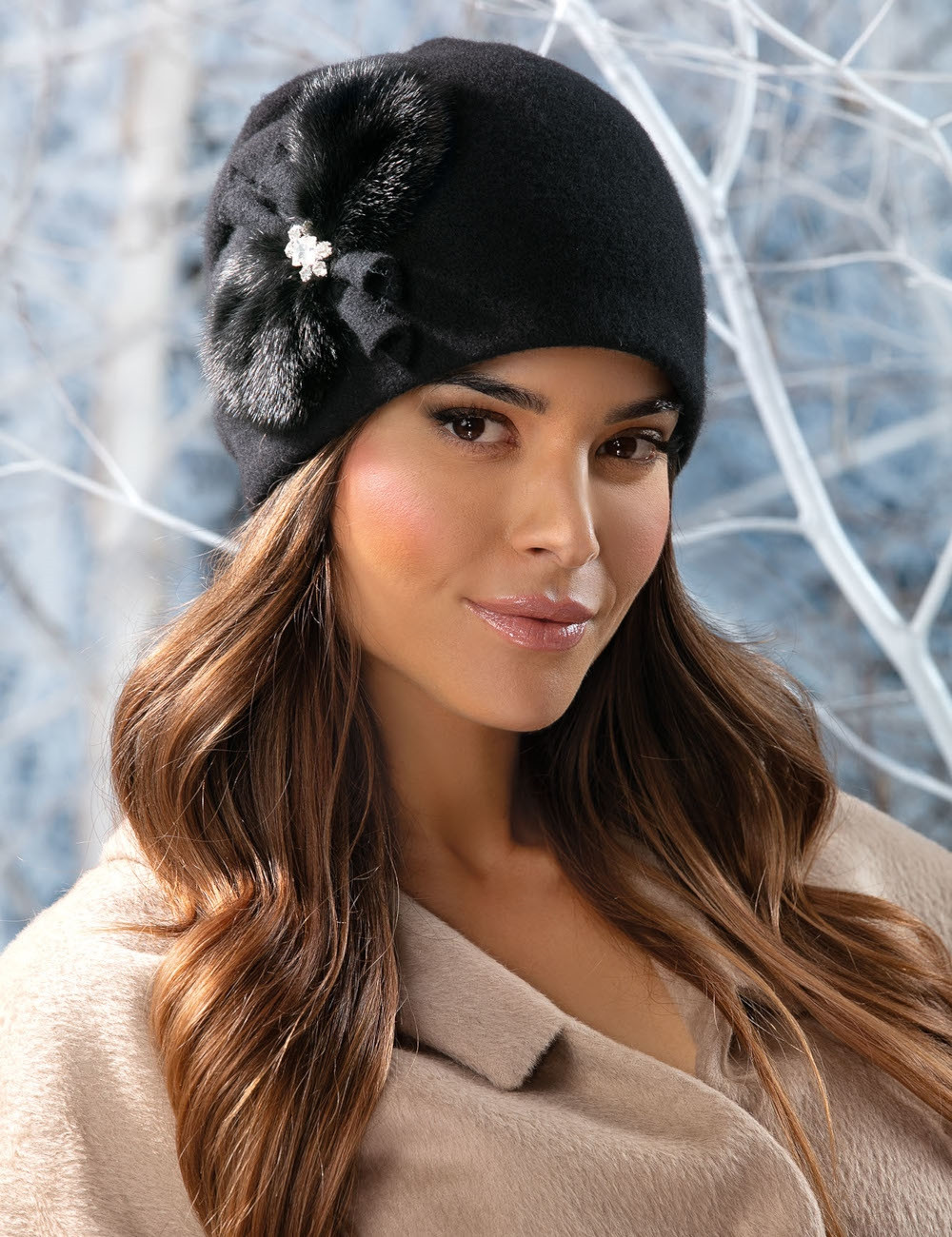 Луксозна дамска шапка WILLI с елегантна апликация с косъм от норка – модел AMELFI в черно
