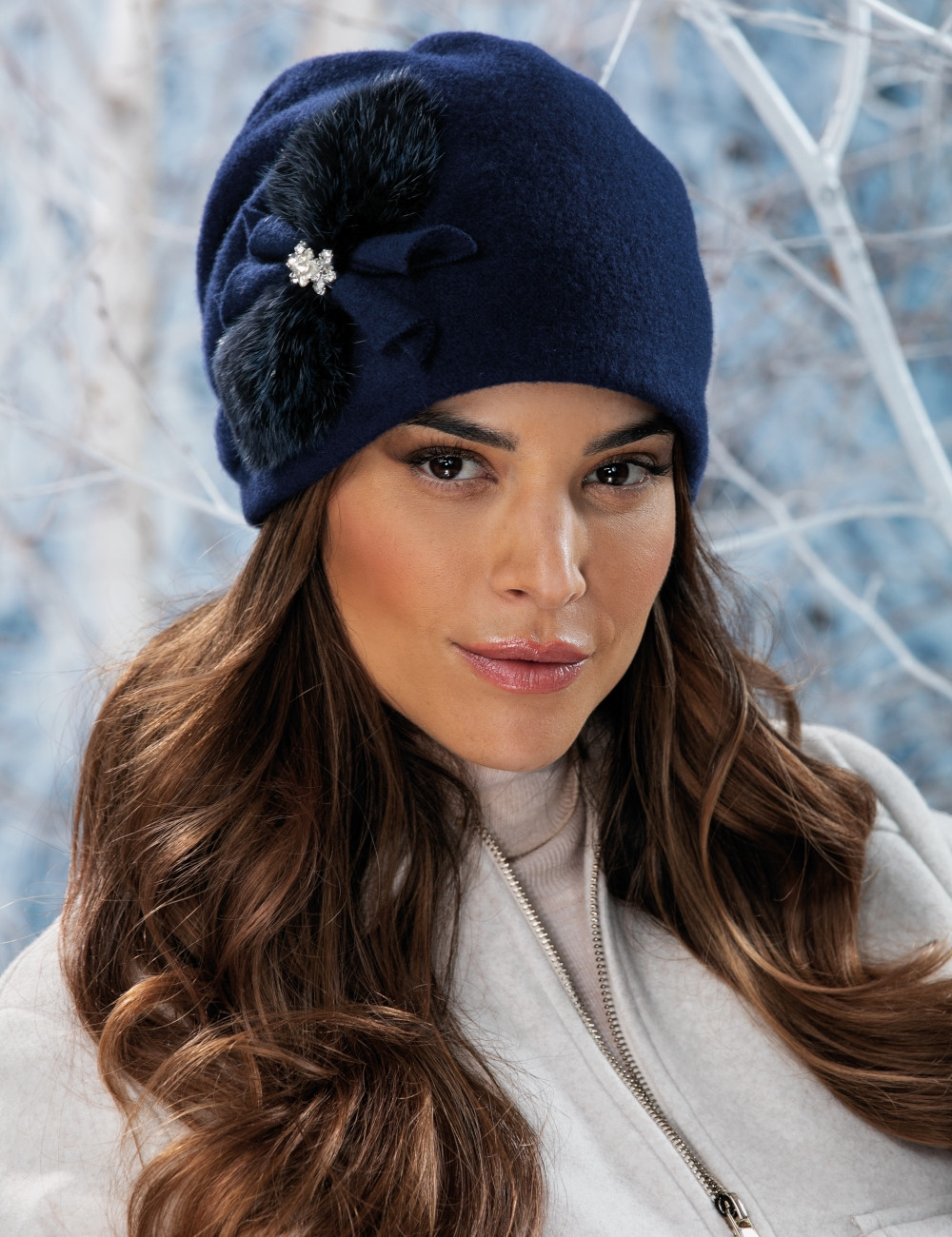 Луксозна дамска шапка WILLI с елегантна апликация с косъм от норка – модел AMELFI в тъмносиньо