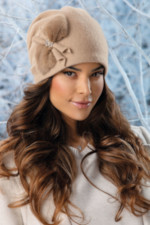 Луксозна дамска шапка WILLI с елегантна апликация с косъм от норка – модел AMELFI в бежово