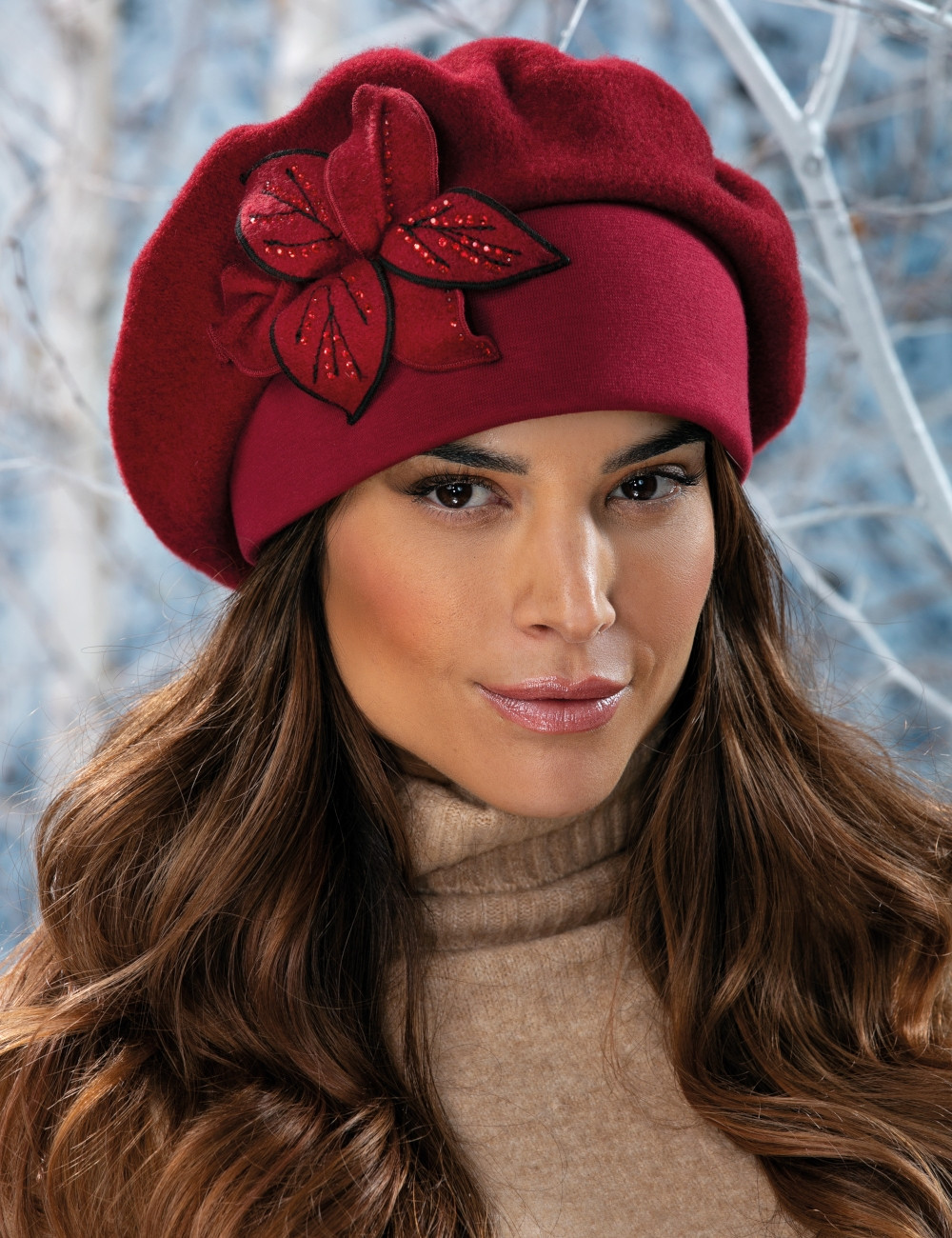 Стилна вълнена барета WILLI с красива флорална апликация – модел AVRELA в цвят бордо