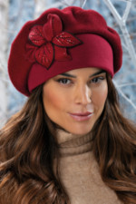 Стилна вълнена барета WILLI с красива флорална апликация – модел AVRELA в цвят бордо