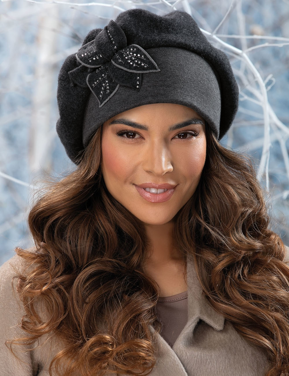 Стилна вълнена барета WILLI с красива флорална апликация – модел AVRELA в тъмносиво