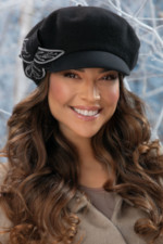 Луксозен вълнен каскет WILLI с впечатляваща ръчно изработена флорална апликация – модел AVRELAS в черно