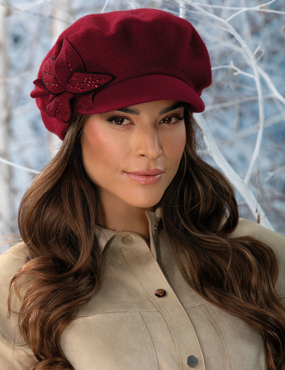 Луксозен вълнен каскет WILLI с впечатляваща ръчно изработена флорална апликация – модел AVRELAS бордо