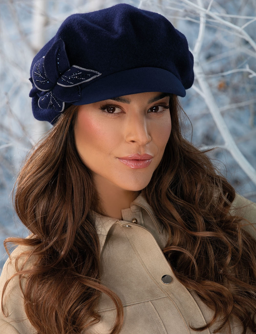 Луксозен вълнен каскет WILLI с впечатляваща ръчно изработена флорална апликация – модел AVRELAS в тъмносиньо