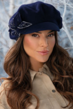 Луксозен вълнен каскет WILLI с впечатляваща ръчно изработена флорална апликация – модел AVRELAS в тъмносиньо