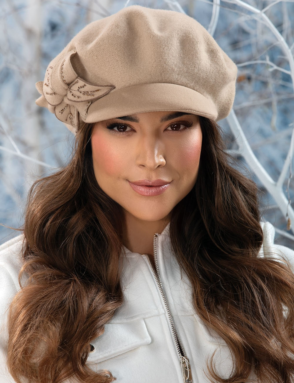 Луксозен вълнен каскет WILLI с впечатляваща ръчно изработена флорална апликация – модел AVRELAS в бежово