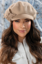 Луксозен вълнен каскет WILLI с впечатляваща ръчно изработена флорална апликация – модел AVRELAS в бежово