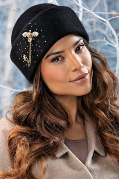 Модерна дамска шапка WILLI от 100% мека вълна с ефектна декоративна апликация – модел BEZA