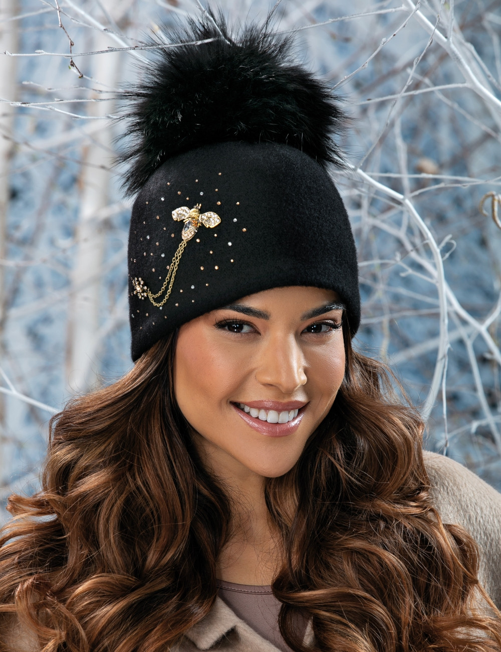 Луксозна дамска шапка WILLI с естествен помпон от миеща мечка – модел BEZALA