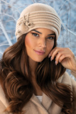 Луксозна вълнена шапка WILLI от 100% сертифицирана вълна с елегантна апликация – модел BILENA в бежово