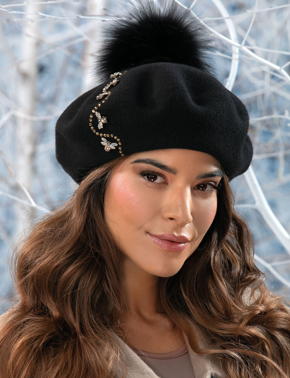 Модерна дамска барета WILLI с естествен помпон от лисица - модел CYPRATA в черно