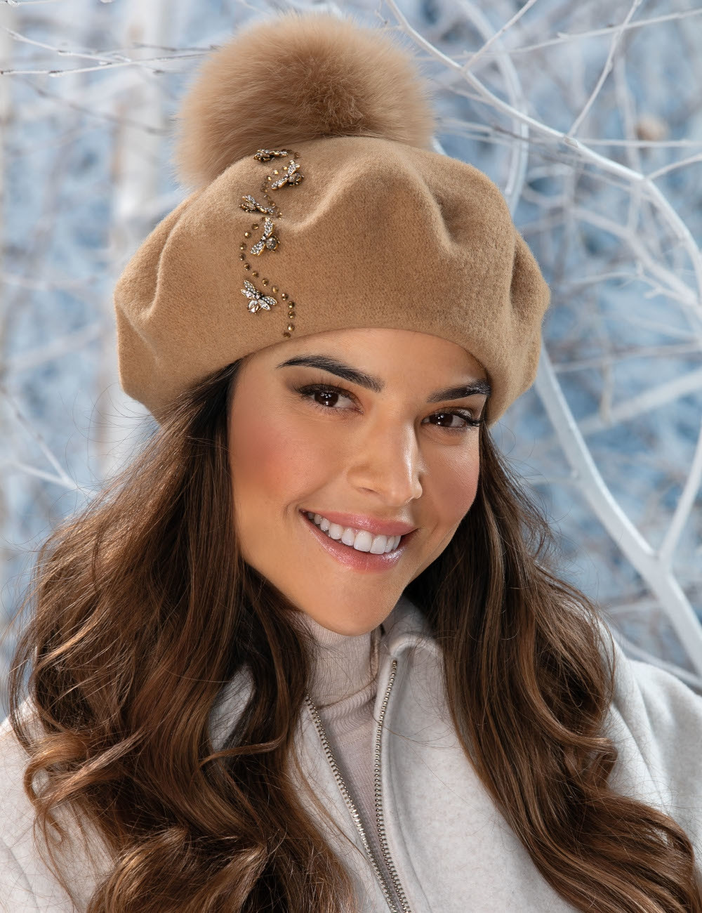 Модерна дамска барета WILLI с естествен помпон от лисица - модел CYPRATA в цвят кафе с мляко