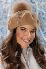 Модерна дамска барета WILLI с естествен помпон от лисица - модел CYPRATA в цвят кафе с мляко