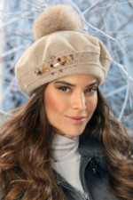 Стилна вълнена барета WILLI с декоративни камъчета – модел FLORYDAS в светлобежово